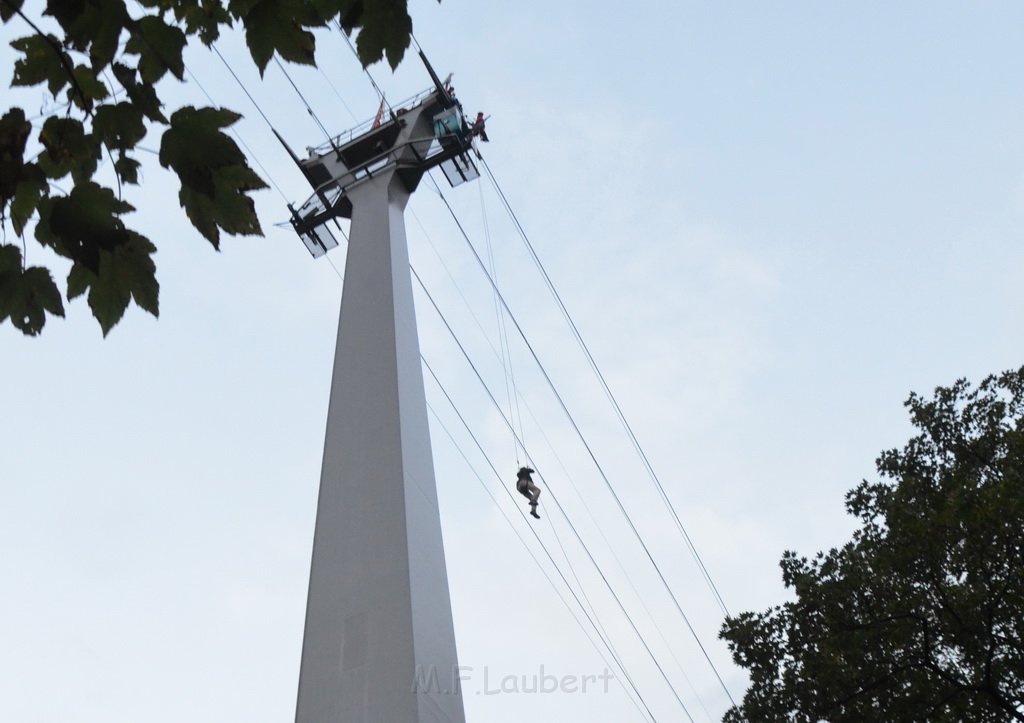 Einsatz BF Hoehenretter Koelner Seilbahn Hoehe Zoobruecke P2201.JPG